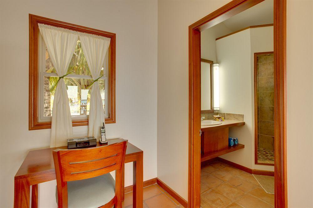 Hatchet Caye Island (adults Only)