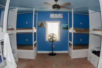 Sandbar Beachfront & Restaurant Hostel *