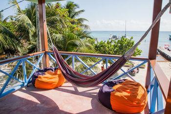 Sandbar Beachfront & Restaurant Hostel