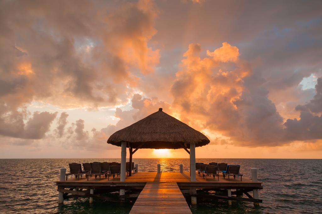 Weezie's Ocean Front And Garden 3* Caye Caulker