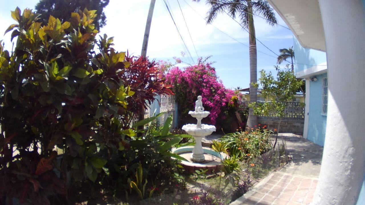 Waterfront Seaside Guest House * Corozal