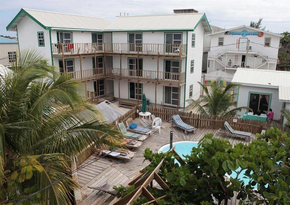 Hostel Pedro's & *