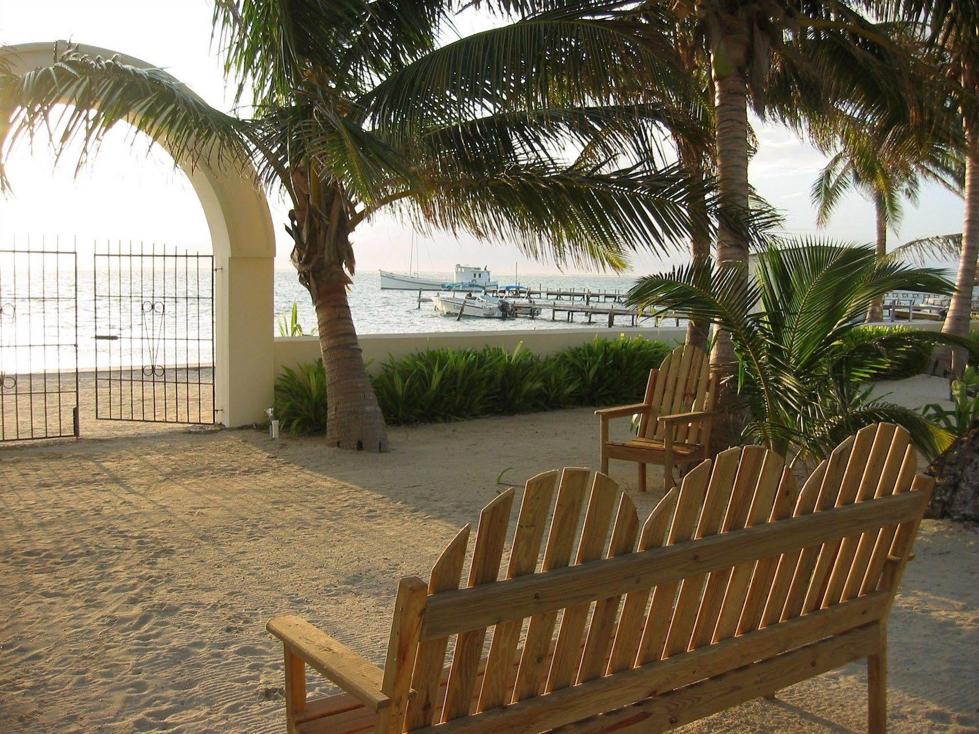 Hotel Tradewinds Paradise