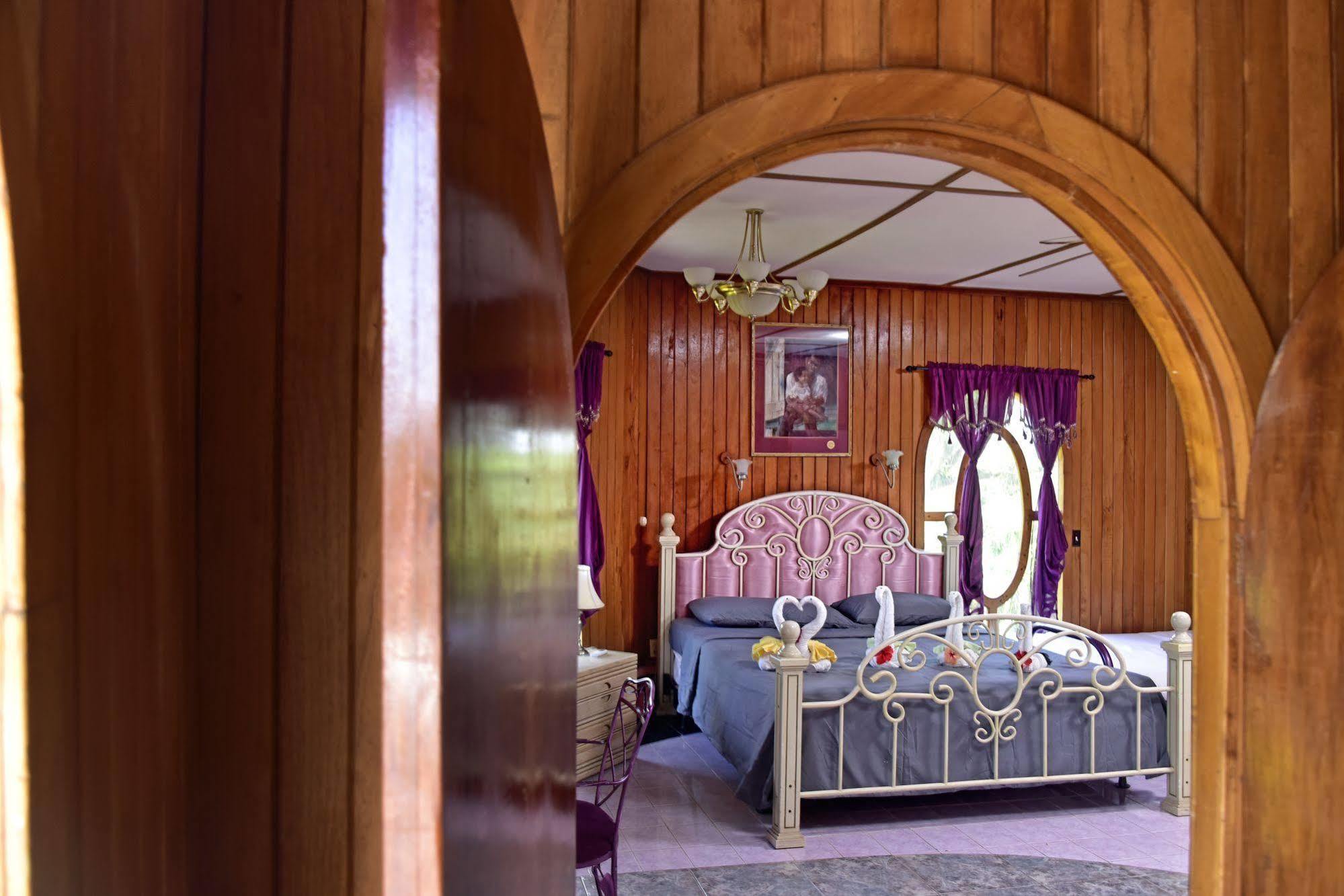 Banana Bank & Jungle Horseback Adventures Lodge *
