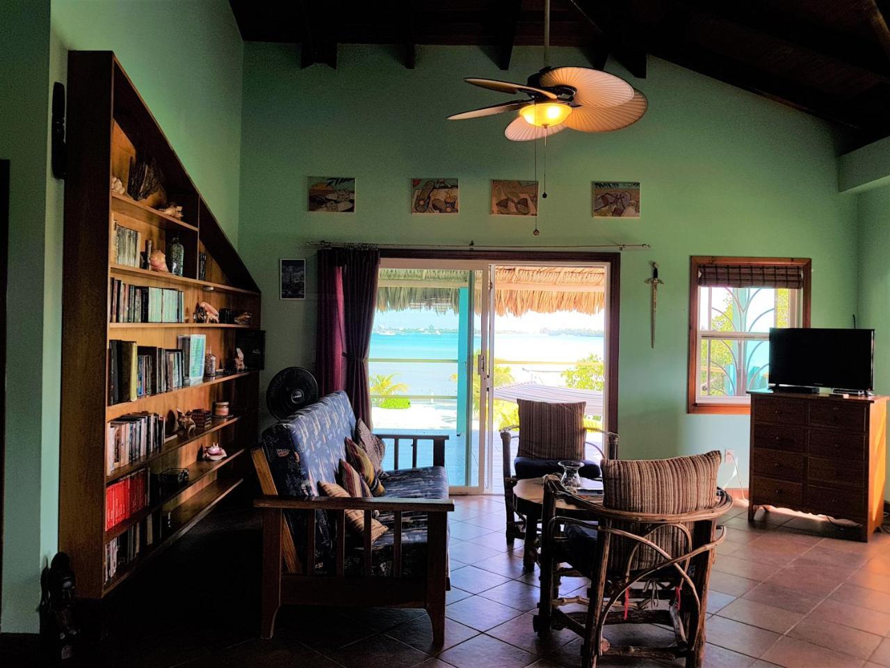Slo-n-ez Terrace * Caye Caulker