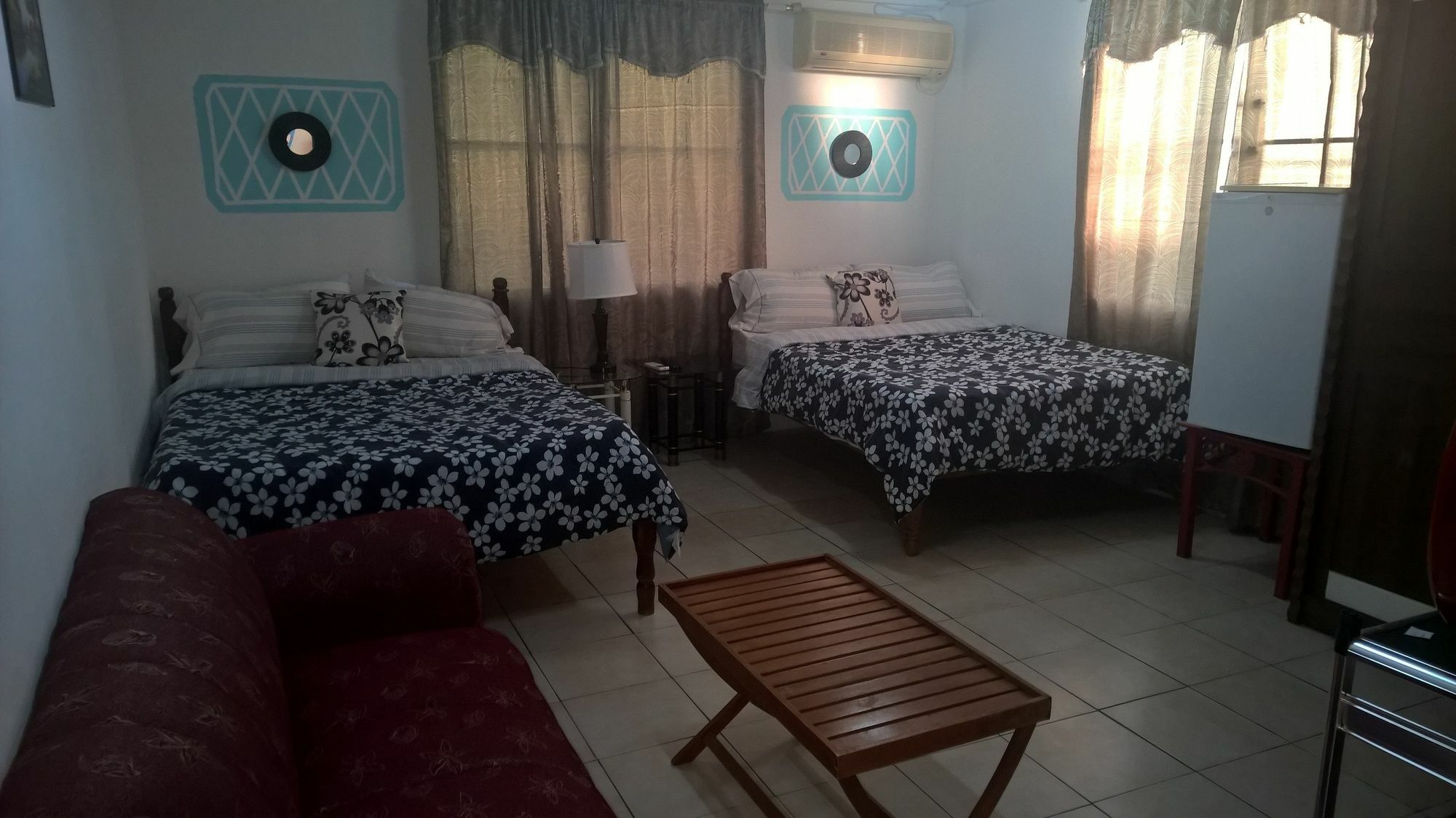 The Red Hut Hotel Belize City