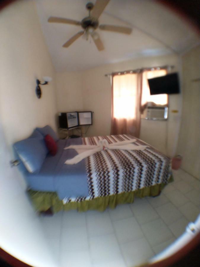 The Red Hut 2* Belize City