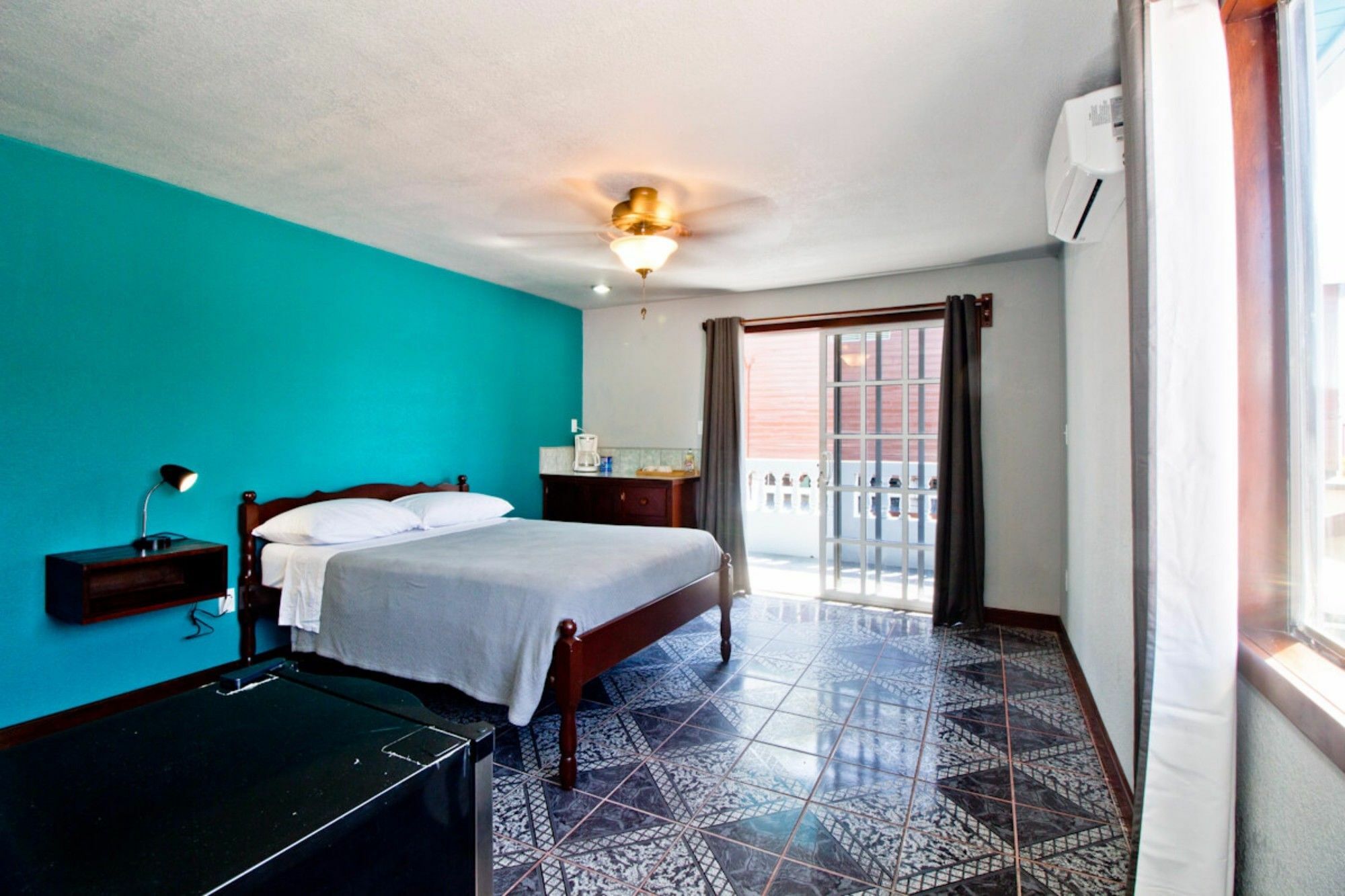 Sandbar Beachfront & Restaurant Hostel