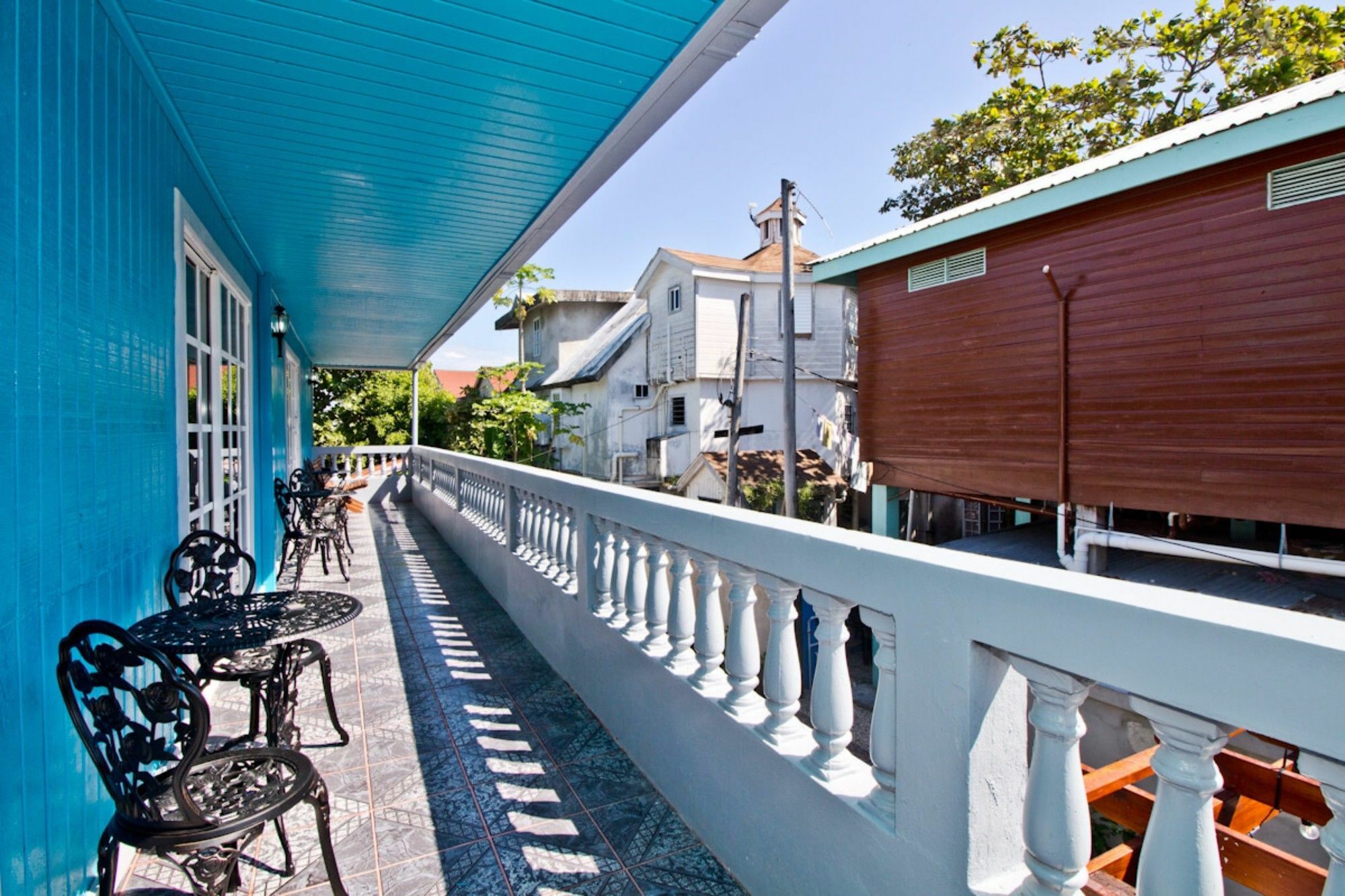 Sandbar Beachfront & Restaurant Hostel *