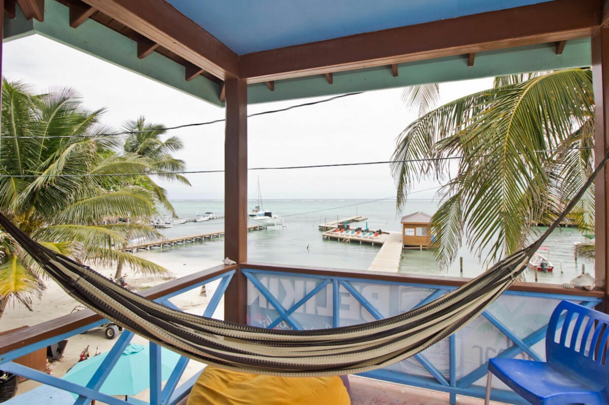 Hostel Sandbar Beachfront & Restaurant *