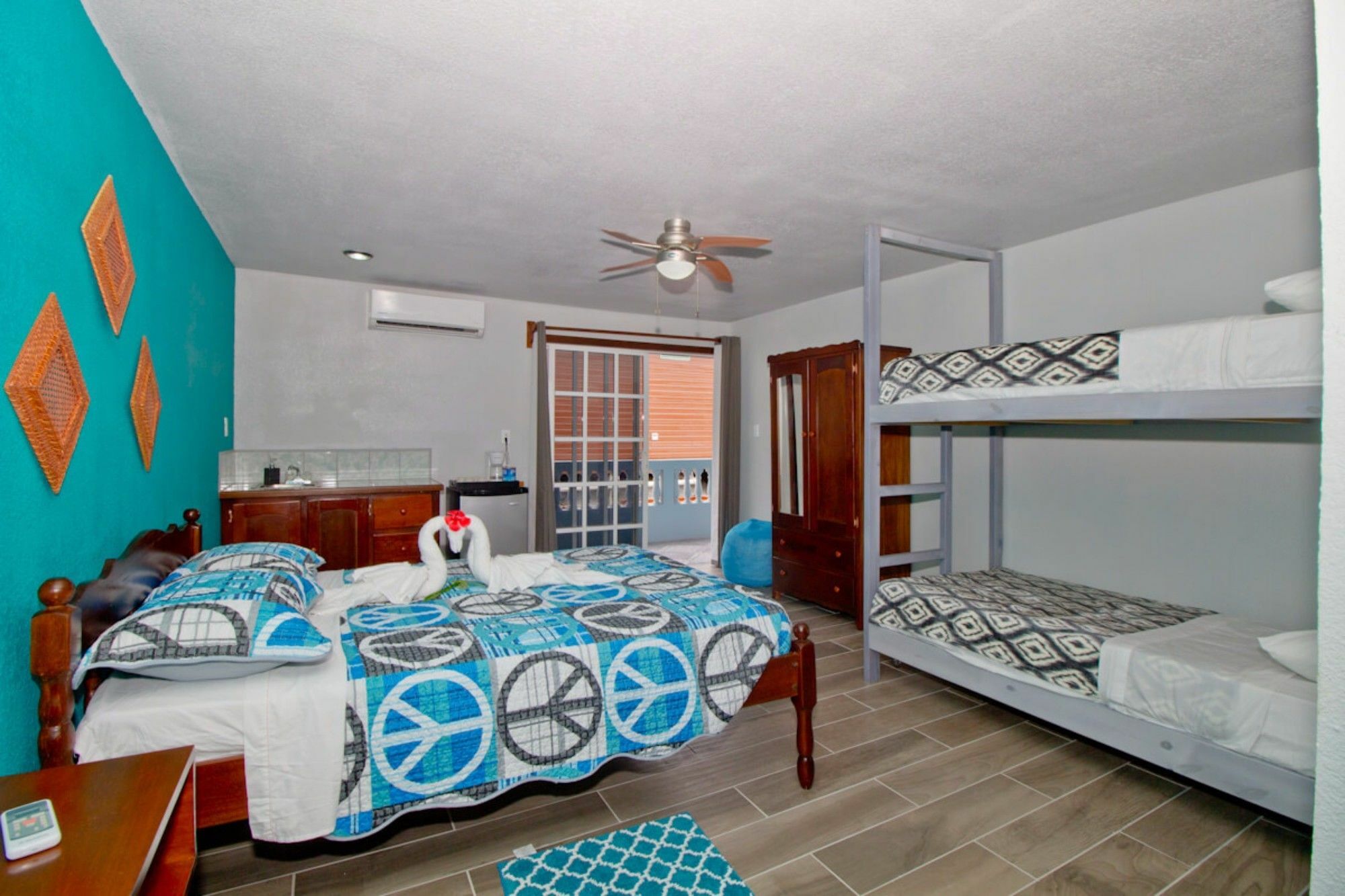 Hostel Sandbar Beachfront & Restaurant