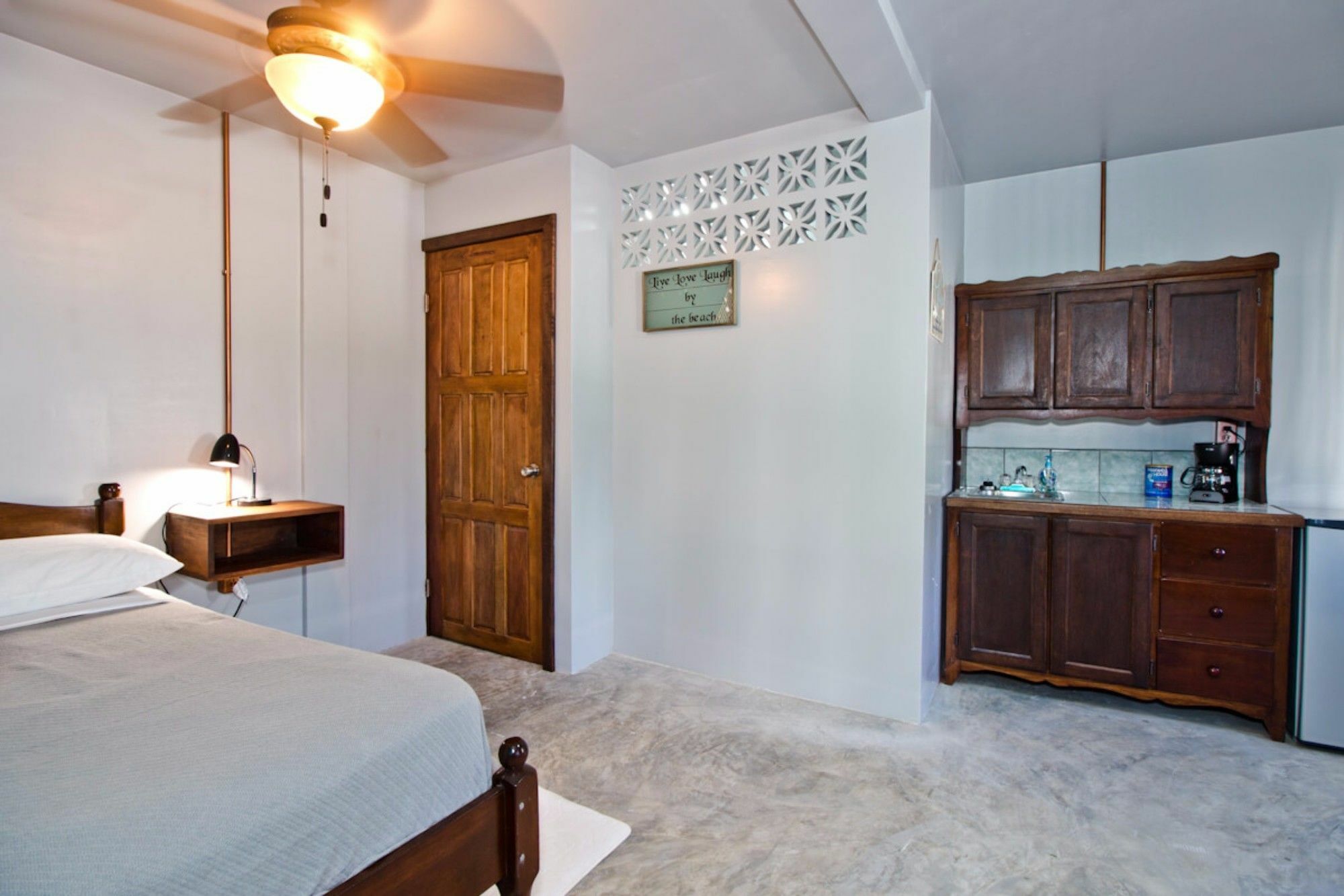 Hostel Sandbar Beachfront & Restaurant