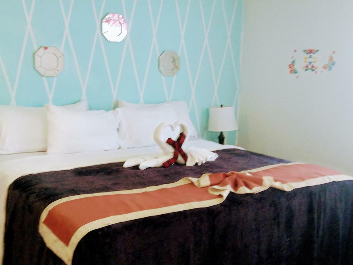 Hotel The Red Hut 2*