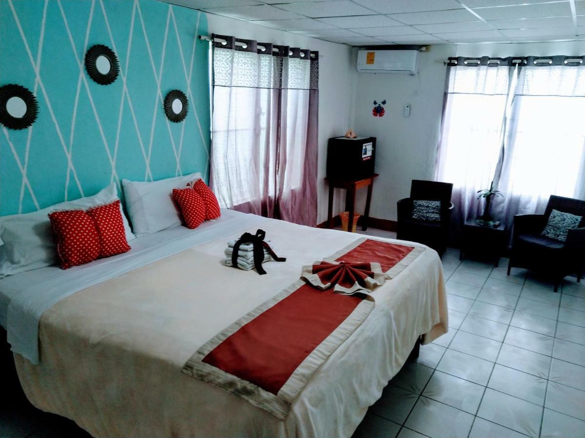 The Red Hut 2* Belize City