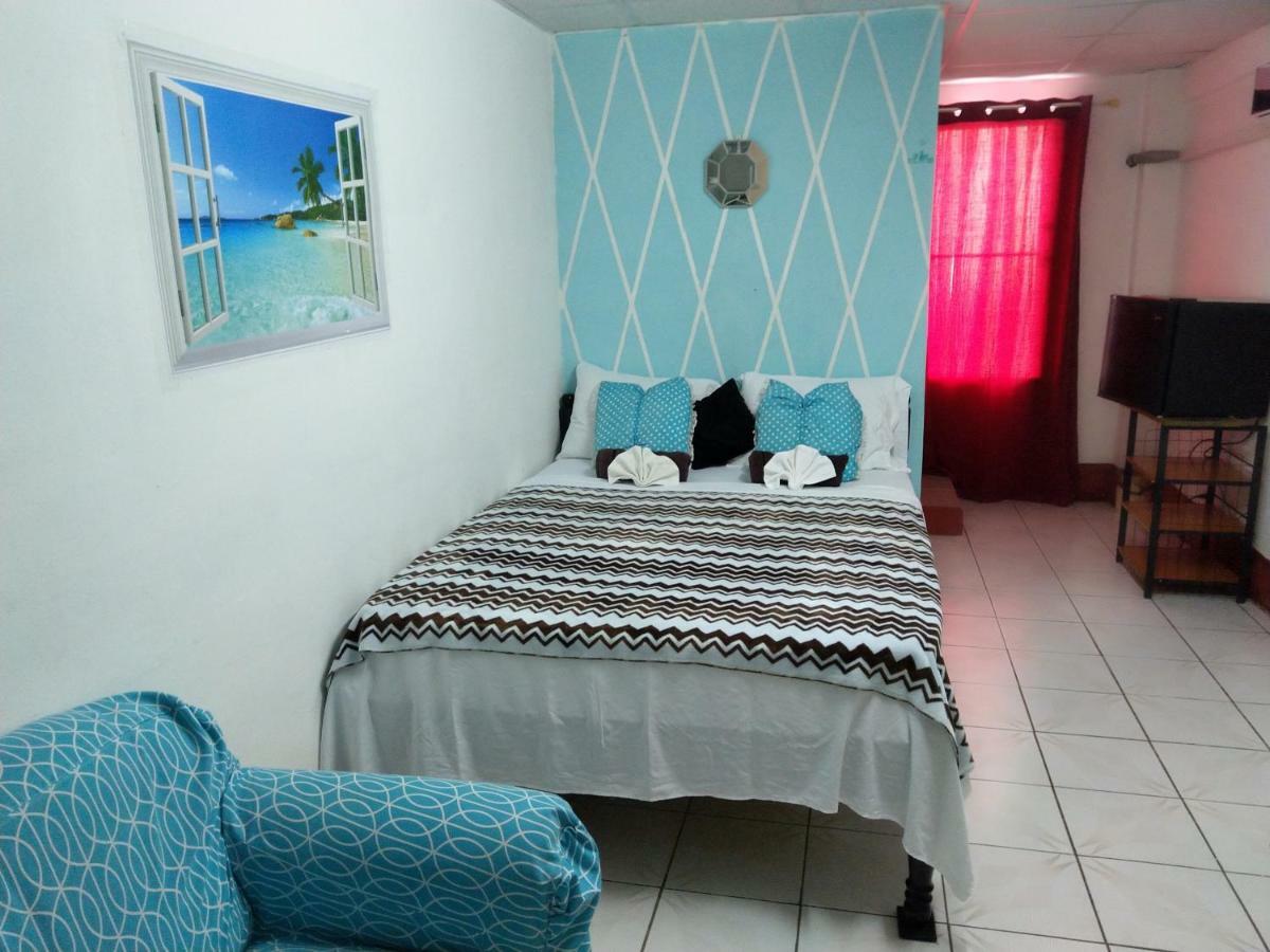 The Red Hut Hotel Belize City