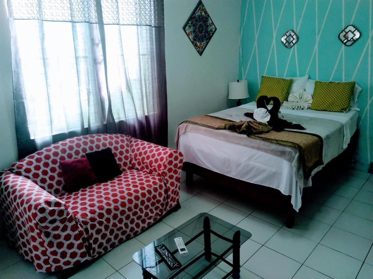 The Red Hut 2* Belize City