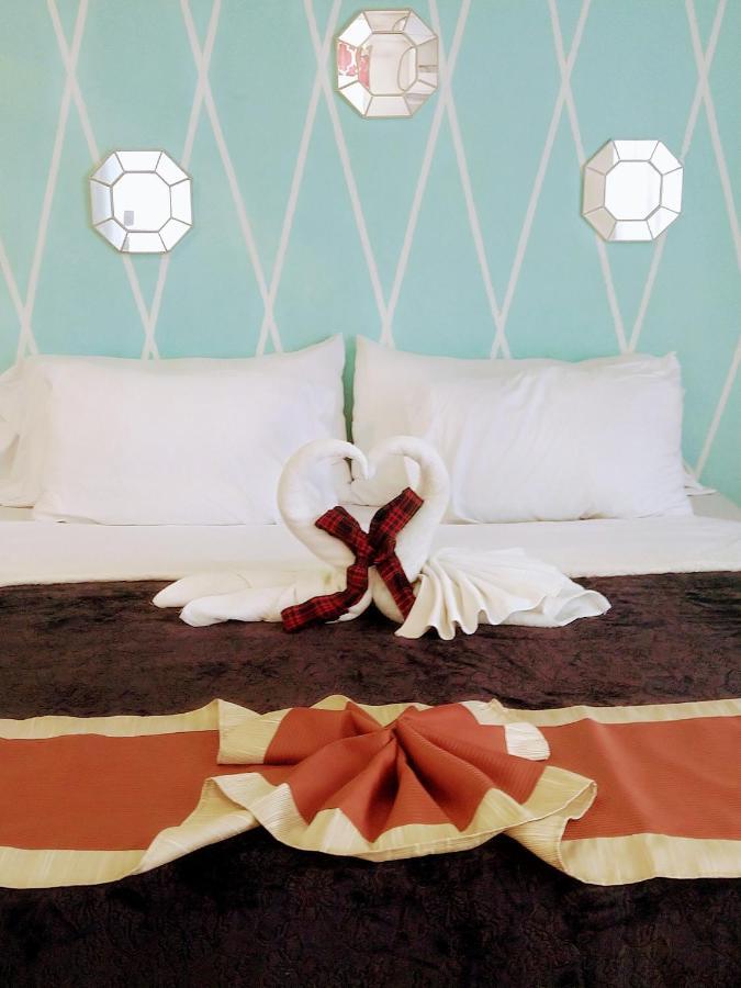 The Red Hut Hotel Belize City