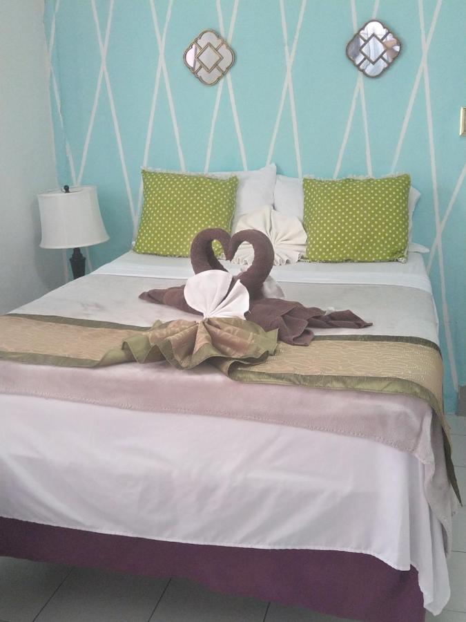 Hotel The Red Hut Belize City