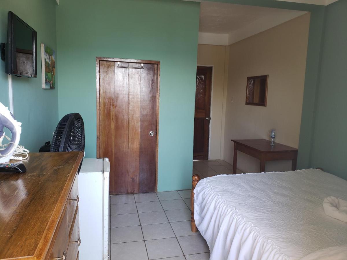 Pal's On The - Dangriga, Belize Hotel Dangriga