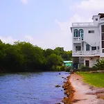 See Belize Poolside Sea View Economy Room With Infinity Pool & Overwater Deck