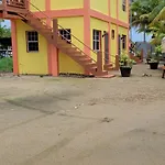 Alan\'S Paradise Hotel