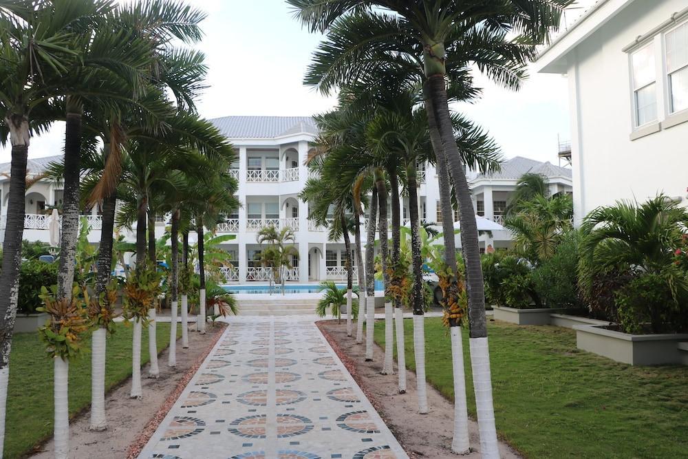 Hotel Grand Colony Island