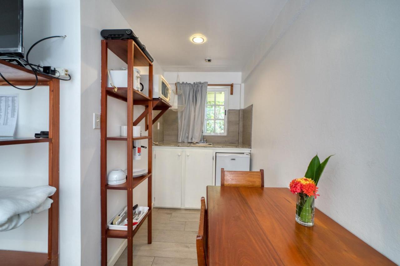 Placencia Villas 3*