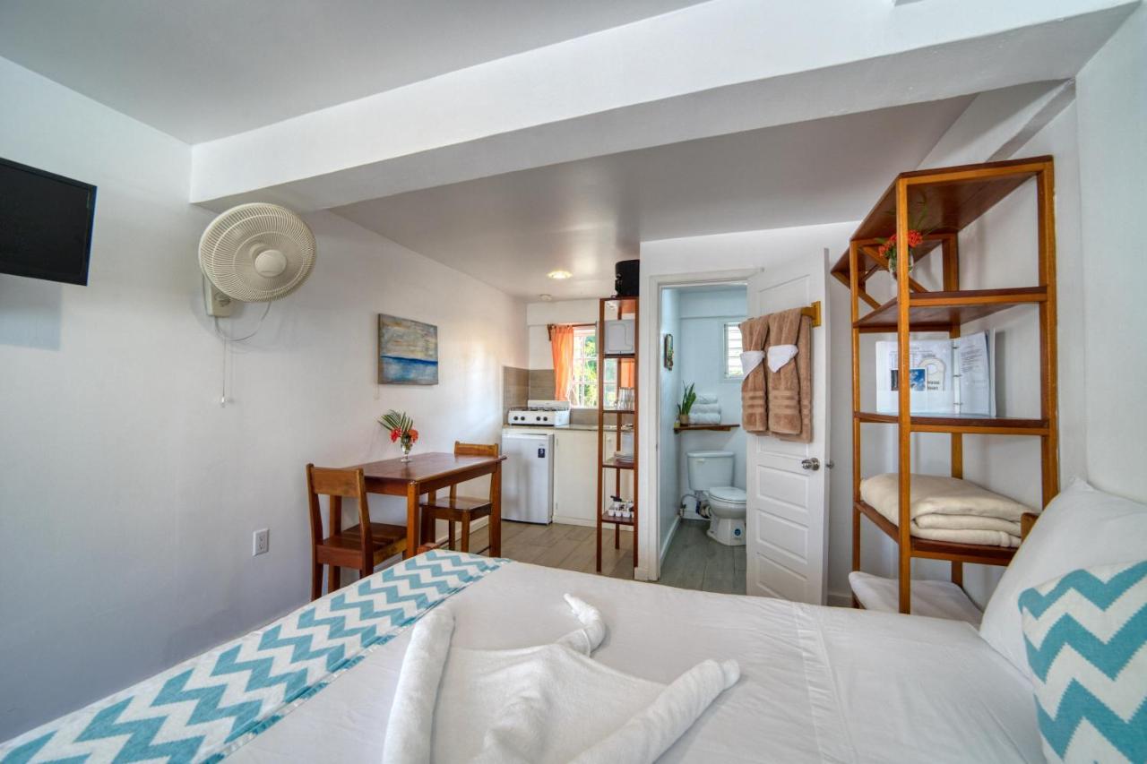 Placencia Villas 3*