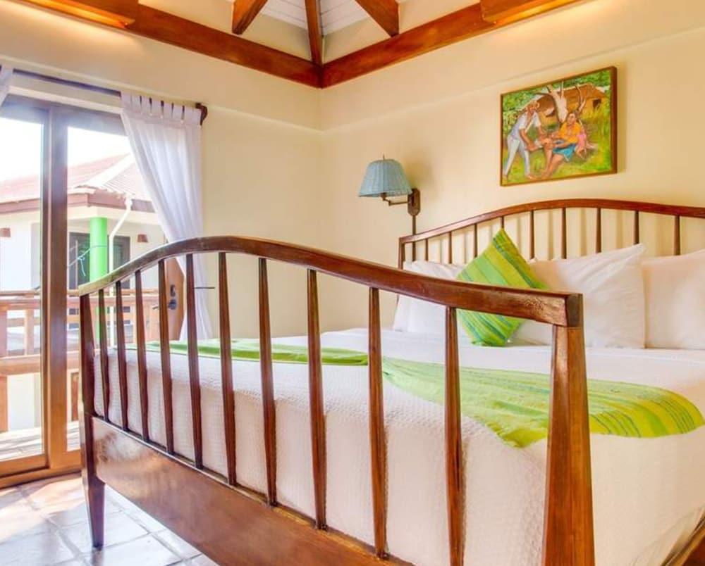 Robert's Grove Placencia