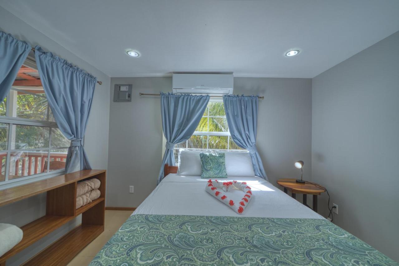 Placencia Villas 3*