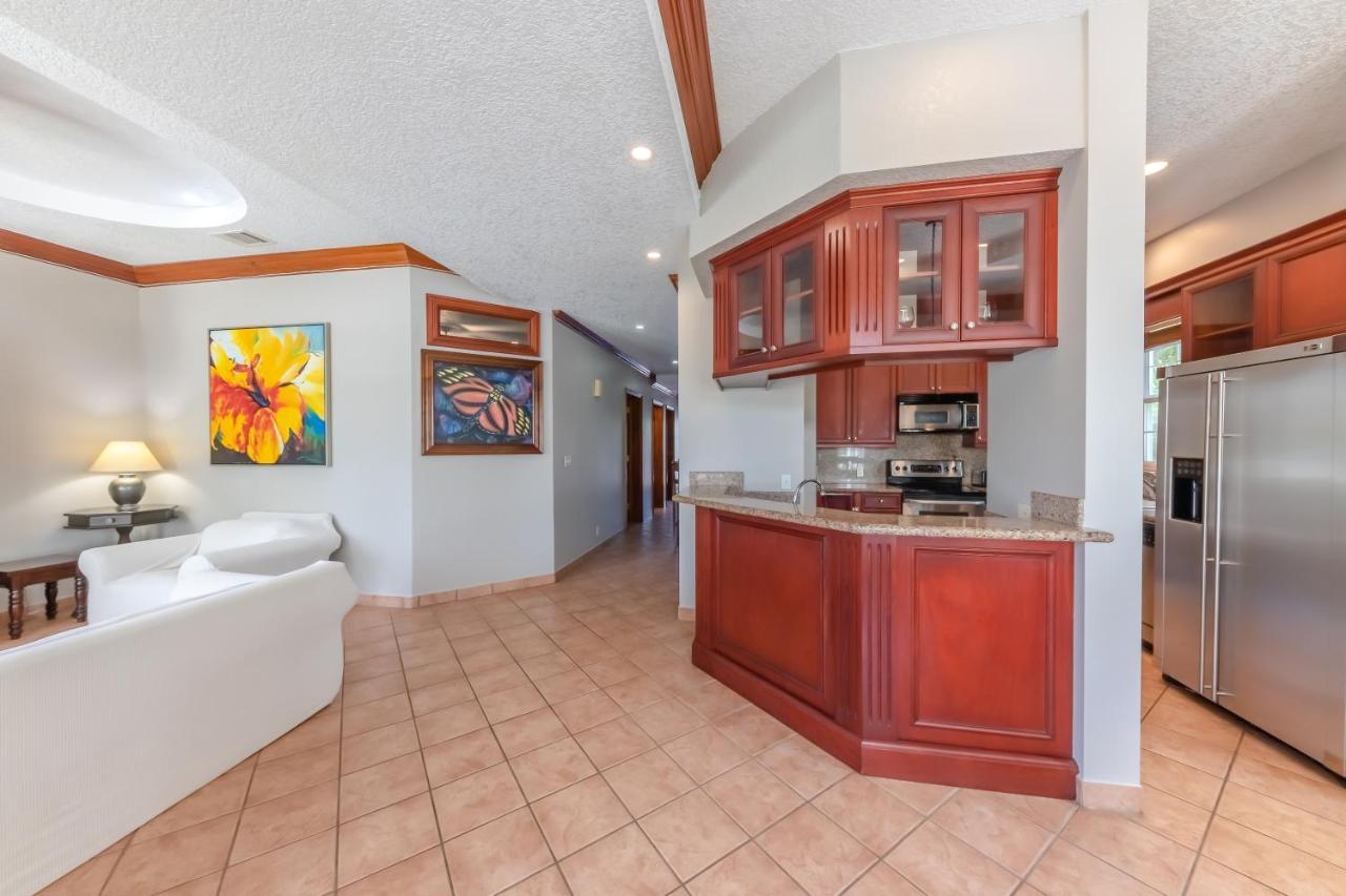 Grand Colony Island Hotel