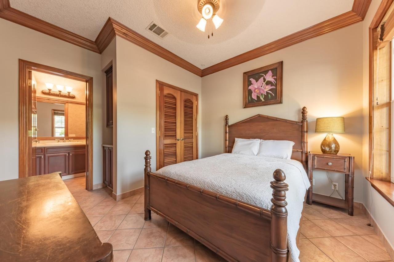 Grand Colony Island Hotel