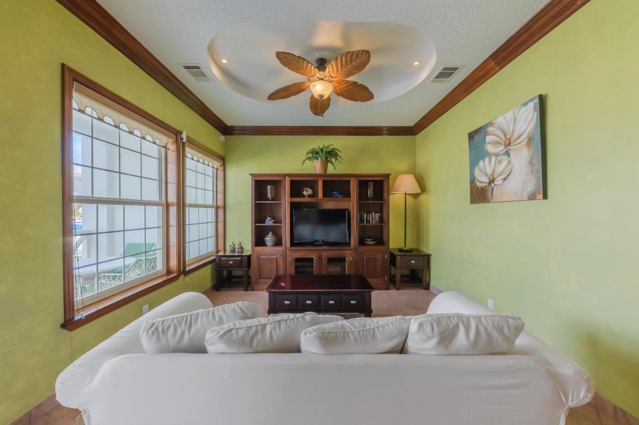Grand Colony Island Hotel
