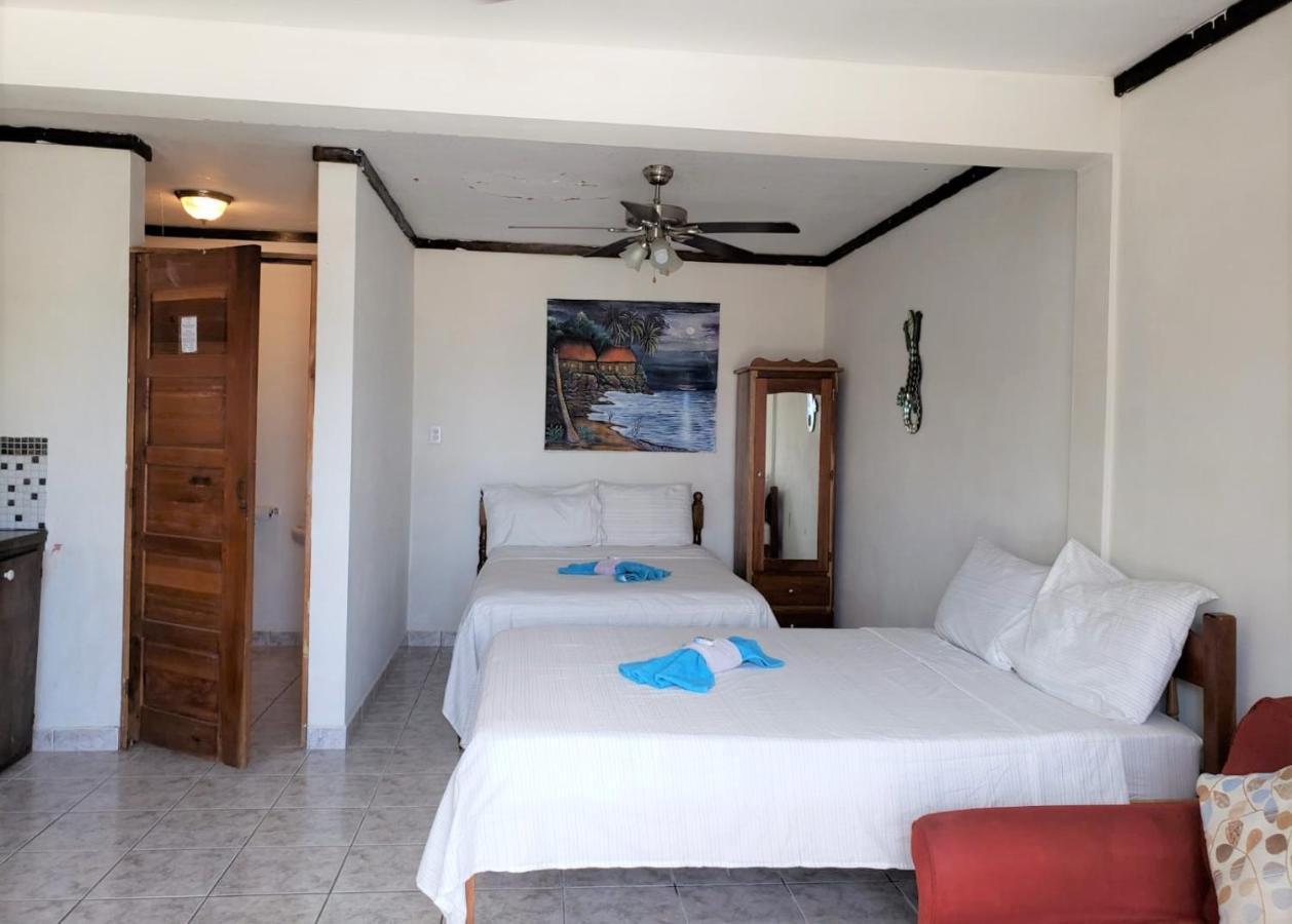 Side By Ccvh Aparthotel Caye Caulker