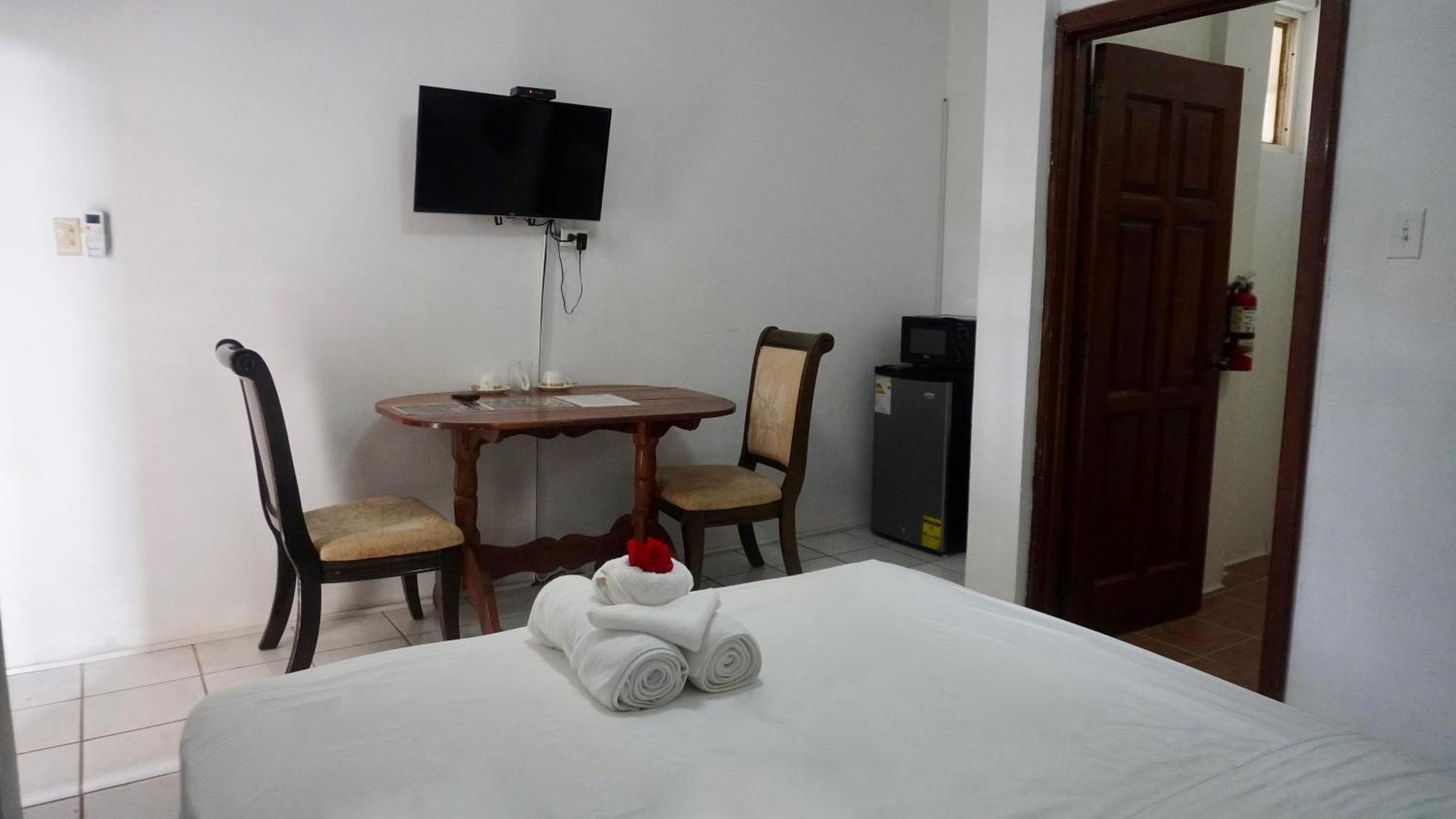 Apartment Belize Poolside Sea View Economy With Infinity Pool & Overwater Deck Belize City