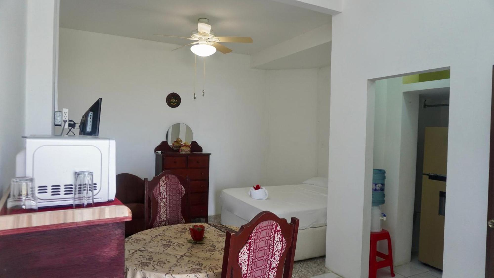 Belize Poolside Sea View Economy With Infinity Pool & Overwater Deck * Belize City