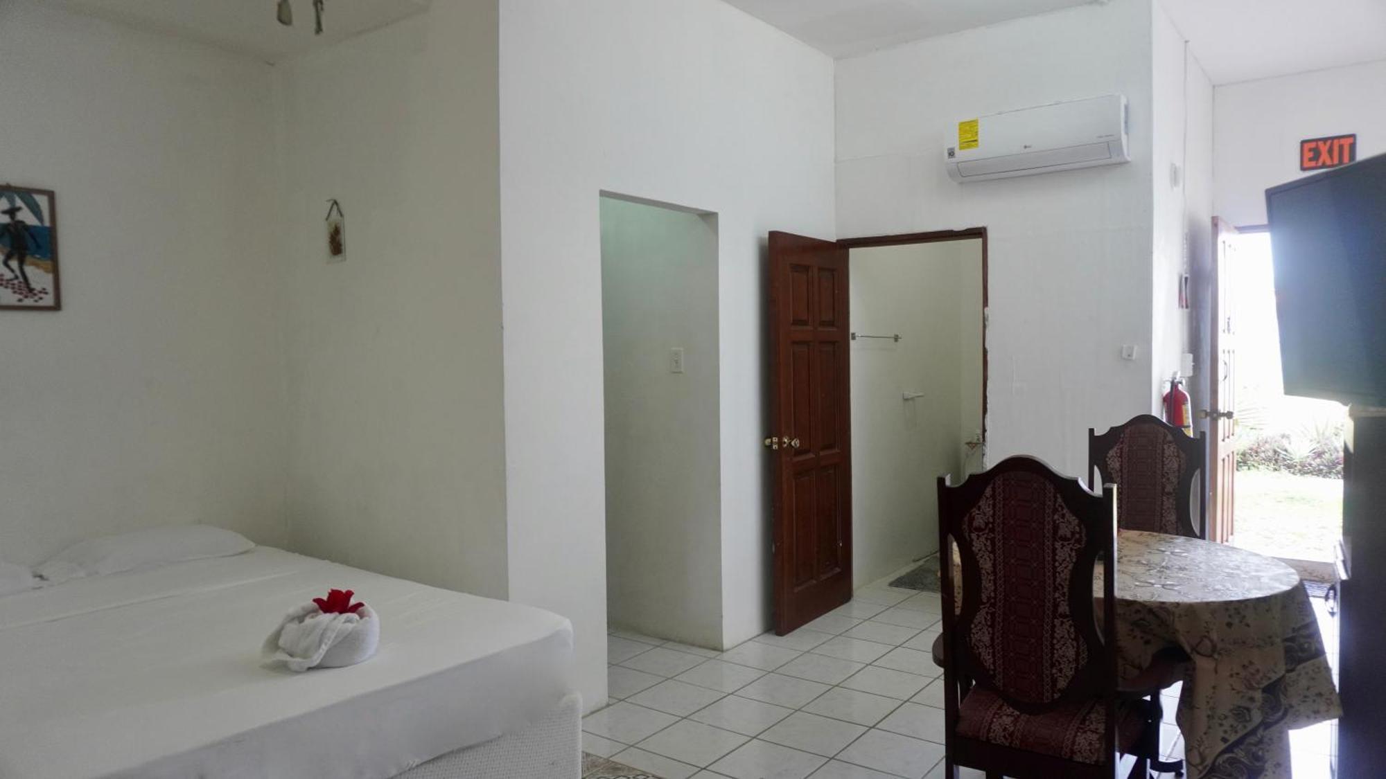 Belize Poolside Sea View Economy With Infinity Pool & Overwater Deck * Belize City