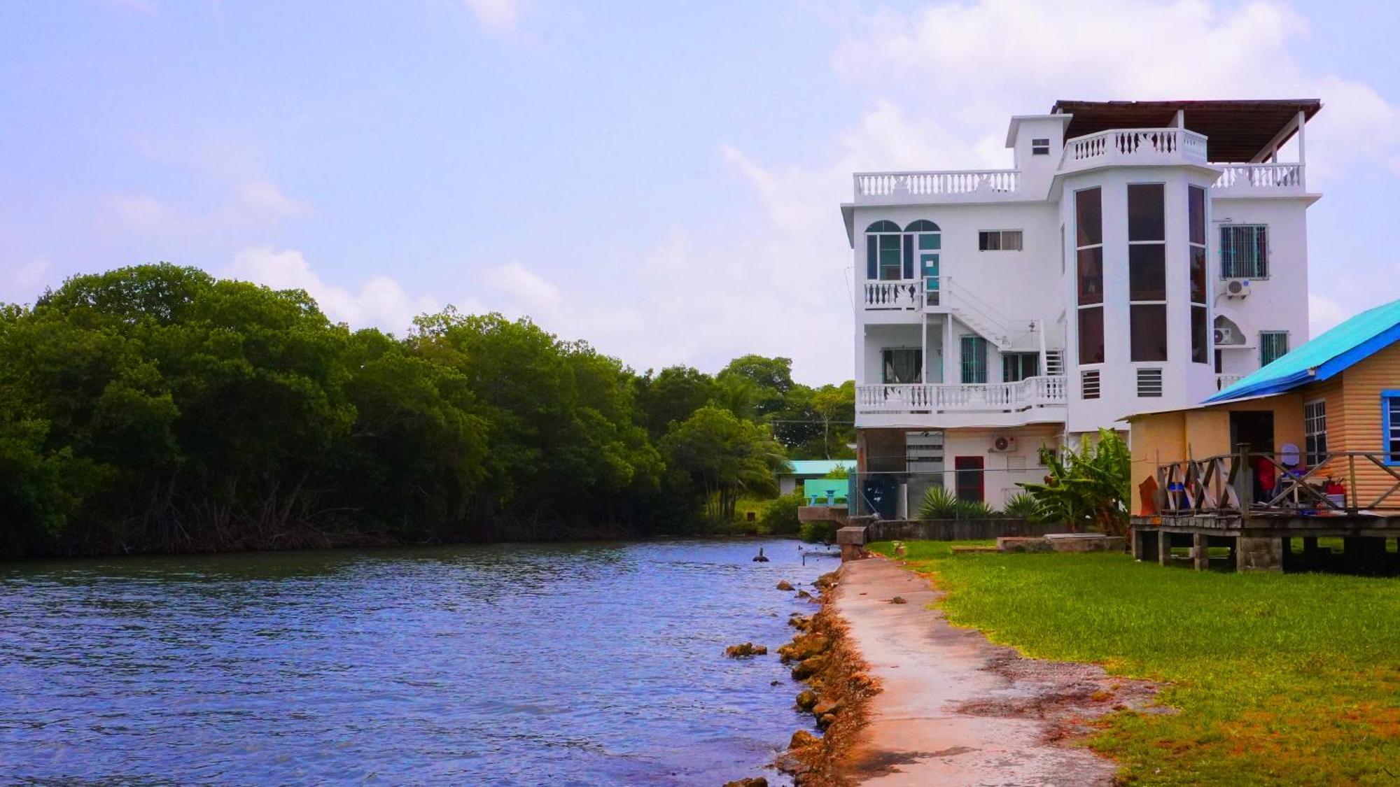 Belize Poolside Sea View Economy With Infinity Pool & Overwater Deck Apartment