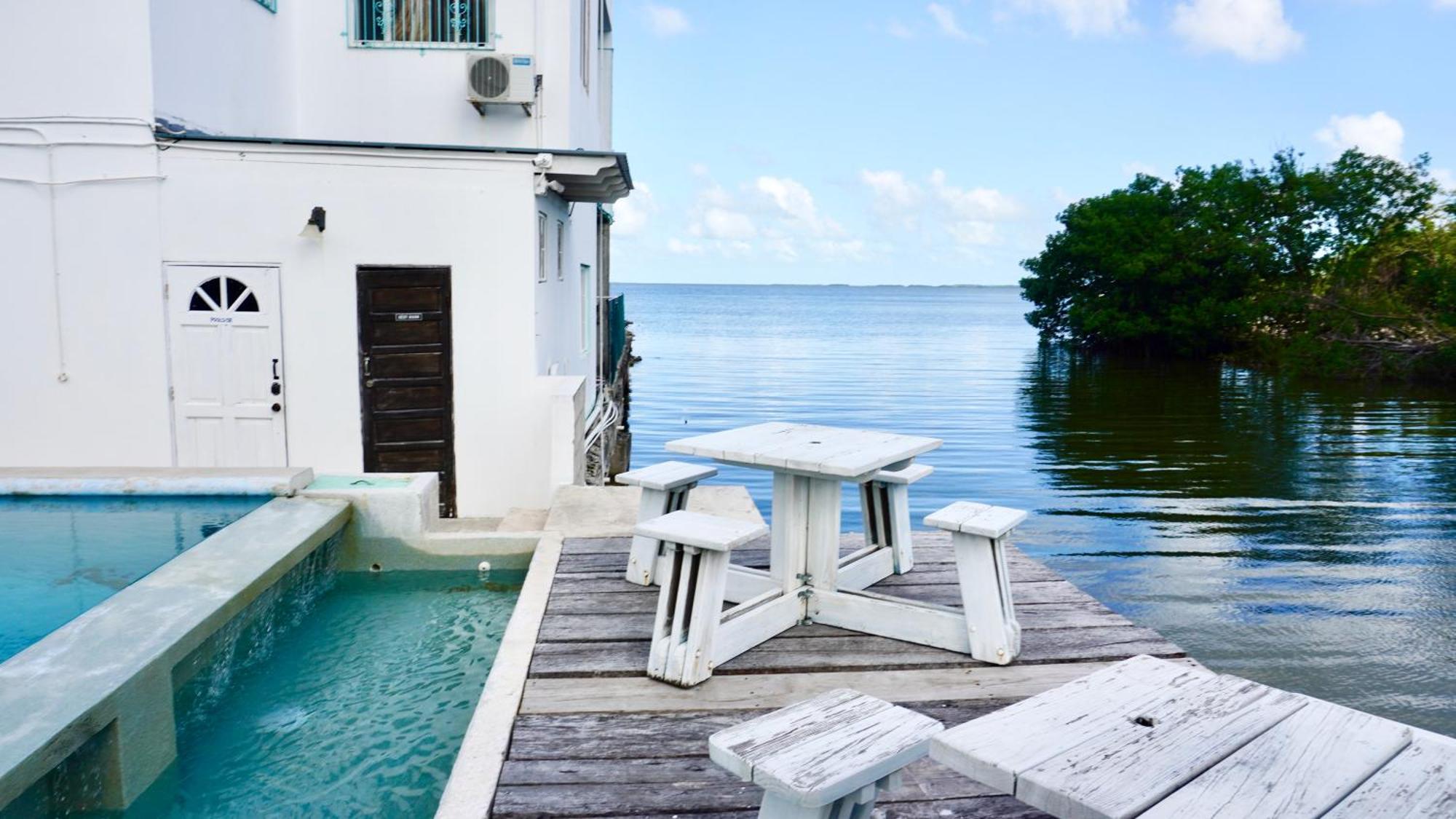 Apartment Belize Poolside Sea View Economy With Infinity Pool & Overwater Deck Belize City