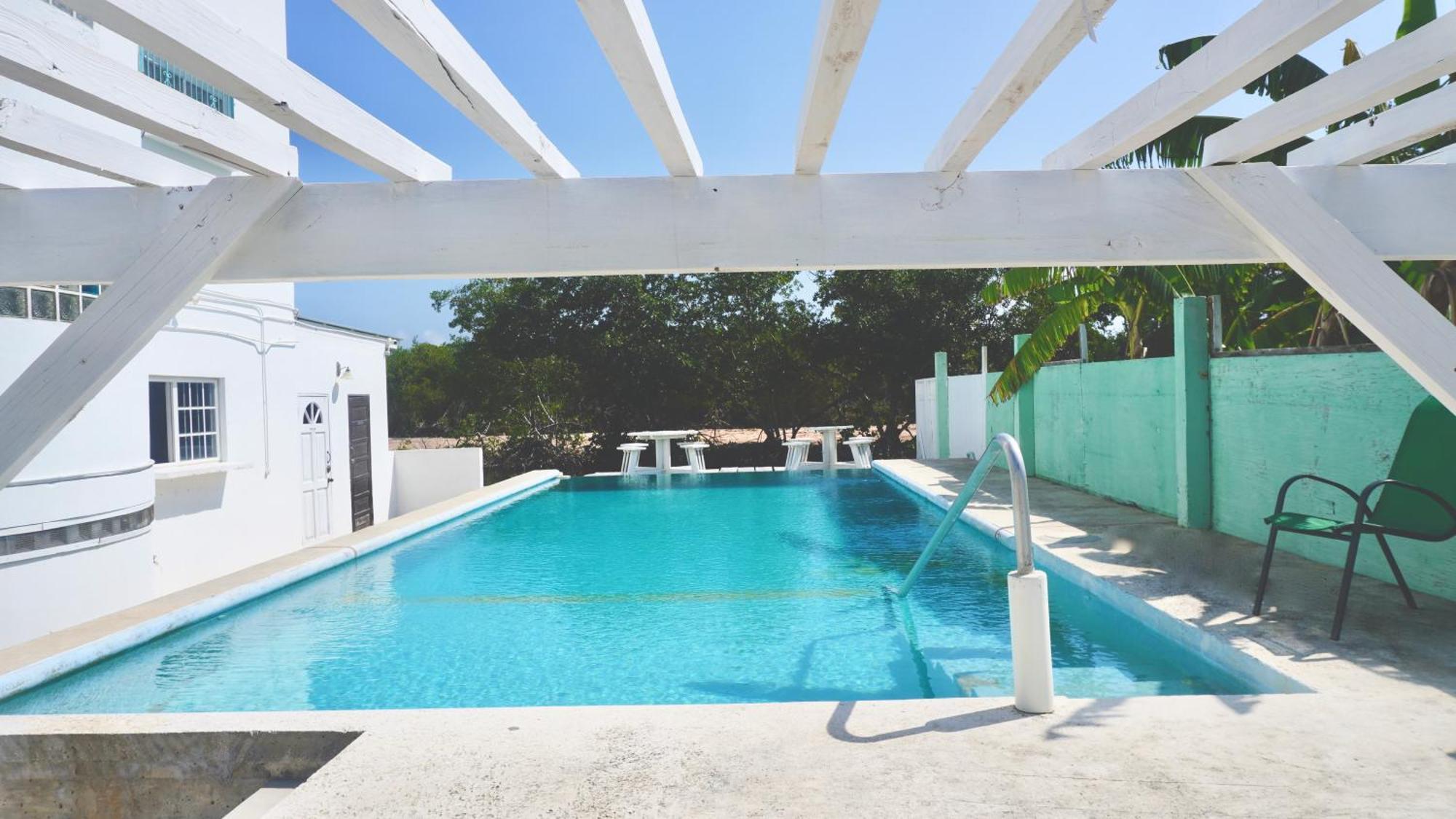 Apartment Belize Poolside Sea View Economy With Infinity Pool & Overwater Deck