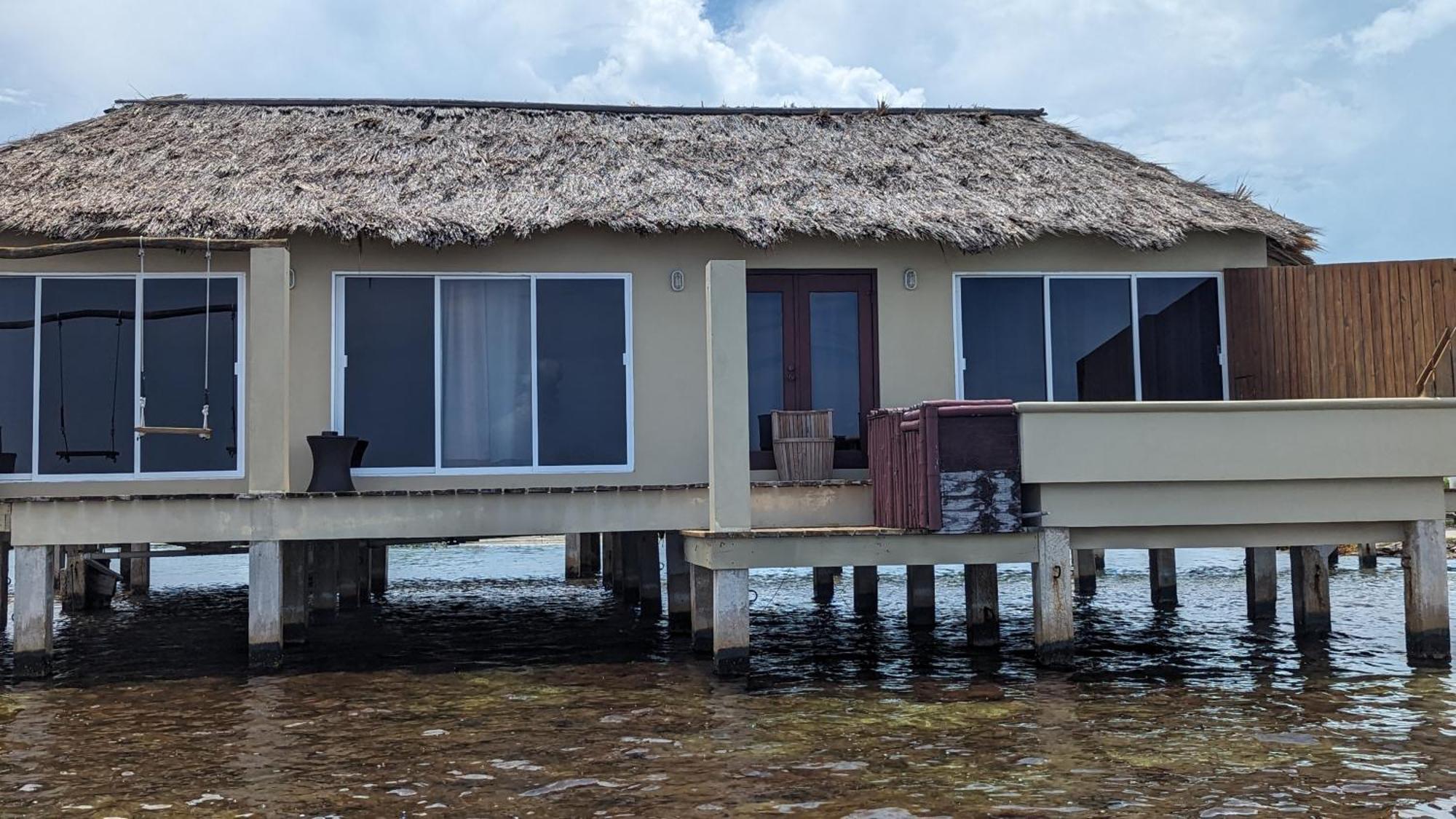 Lina Point Belize Overwater Hotel 2*
