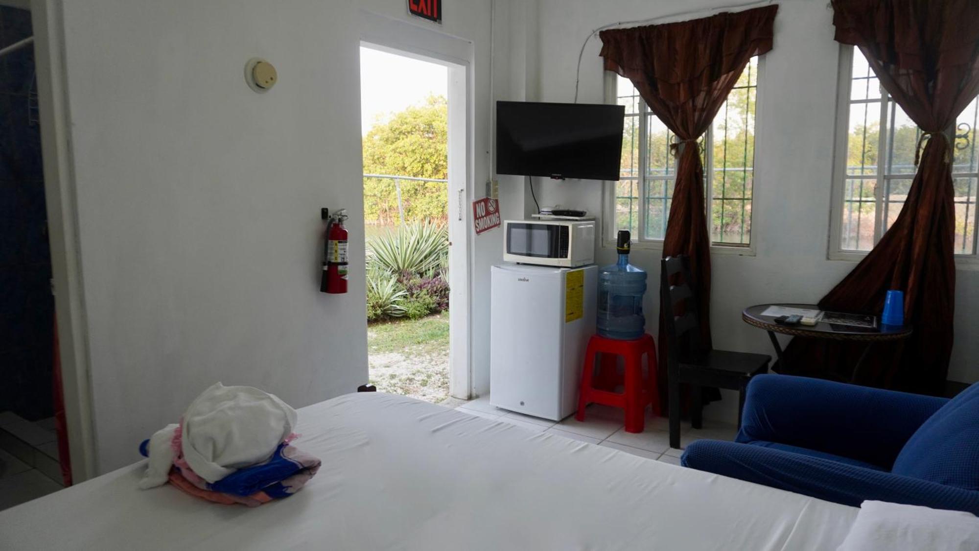 Belize Poolside Sea View Economy With Infinity Pool & Overwater Deck * Belize City