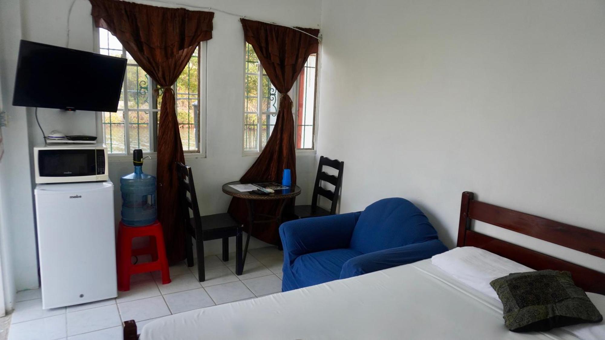 Apartment Belize Poolside Sea View Economy With Infinity Pool & Overwater Deck *