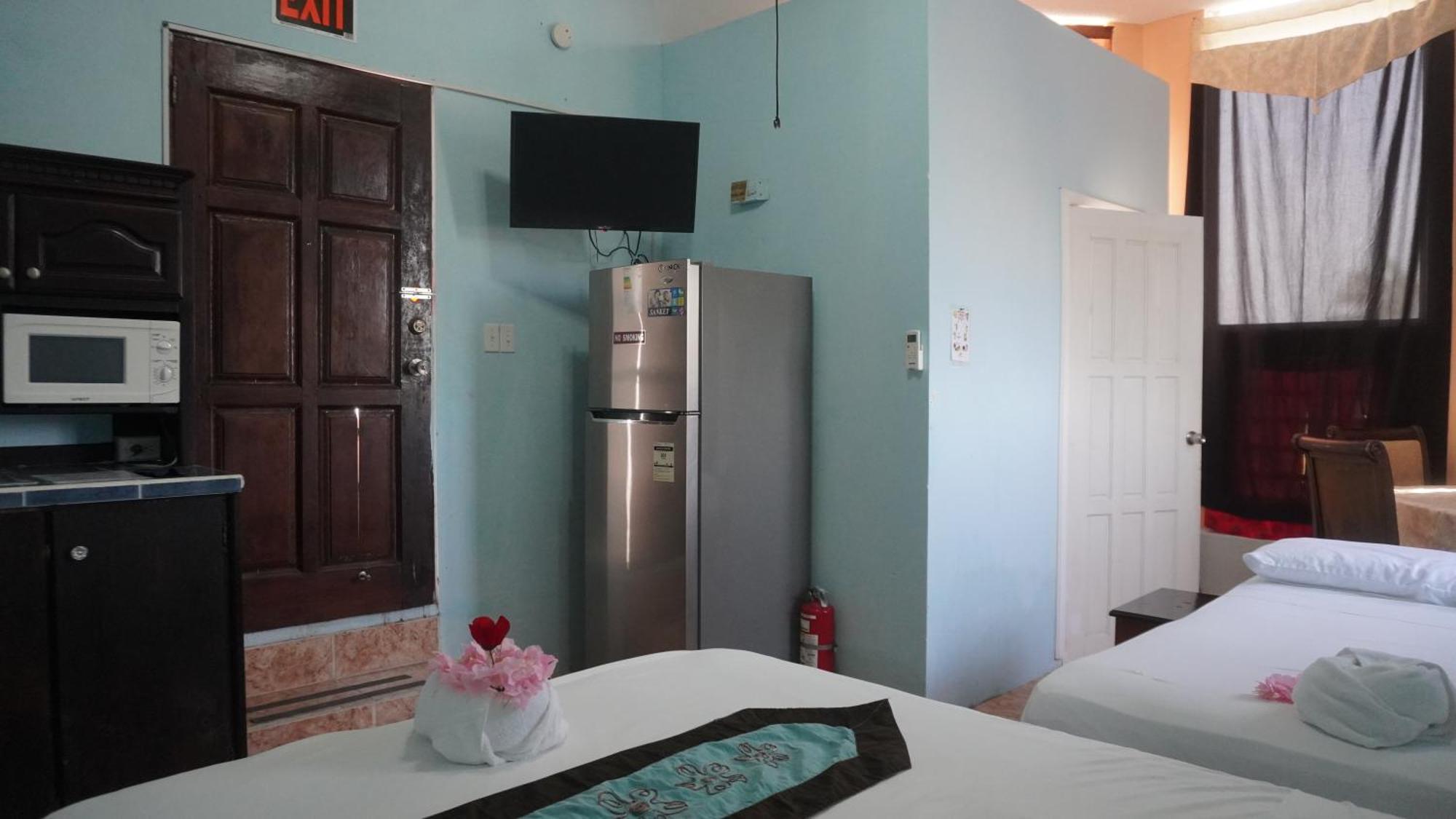 Belize Poolside Sea View Economy With Infinity Pool & Overwater Deck *
