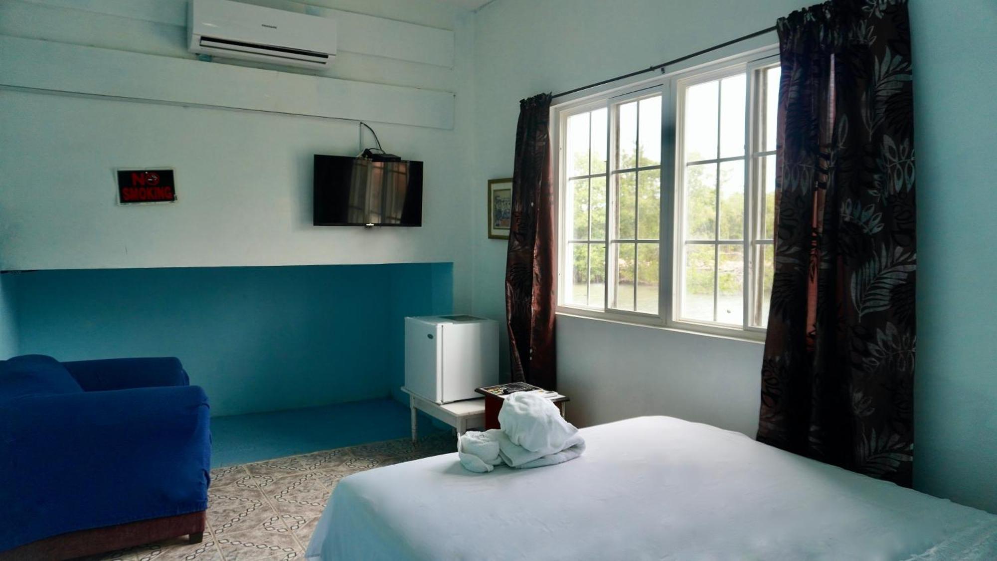 Belize Poolside Sea View Economy With Infinity Pool & Overwater Deck * Belize City