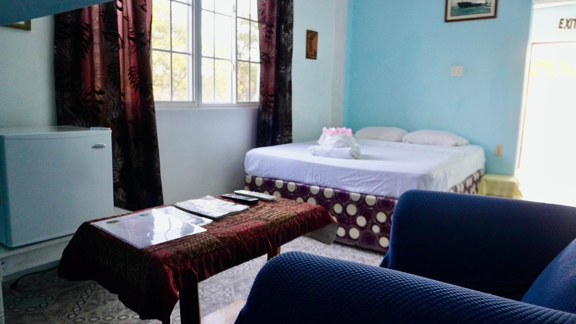 Apartment Belize Poolside Sea View Economy With Infinity Pool & Overwater Deck *
