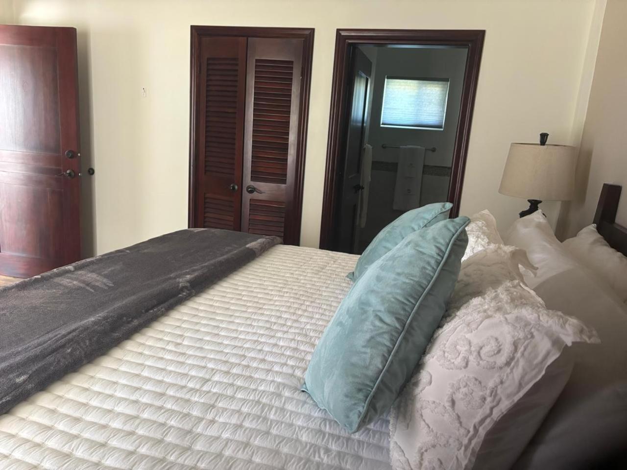 Ashton Court Belize * Belize City