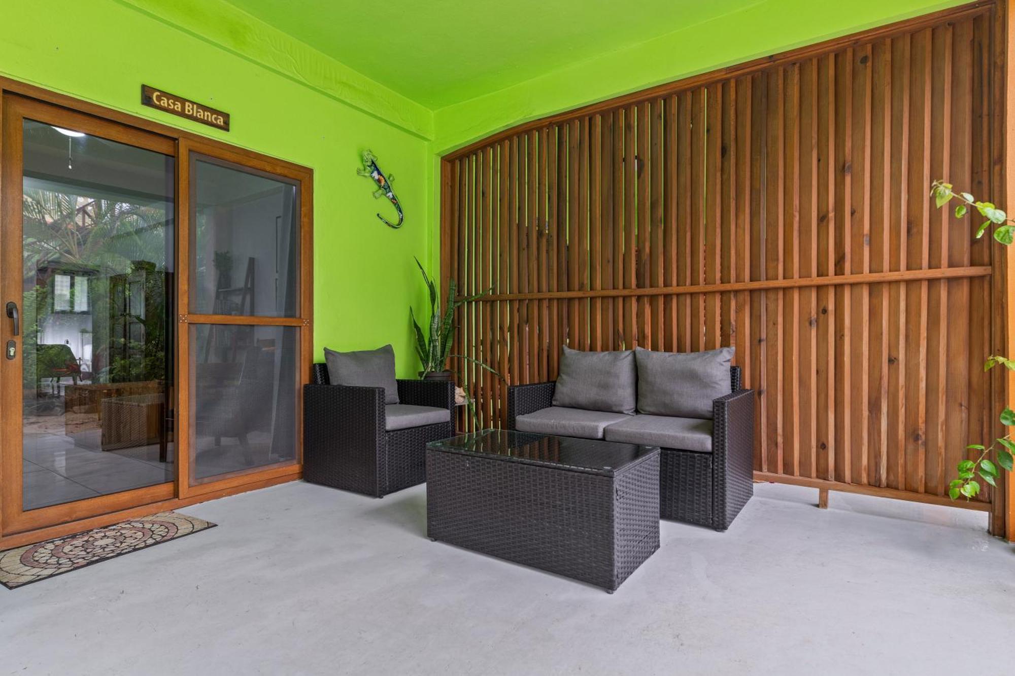 Guest house Coconut Row Boutique