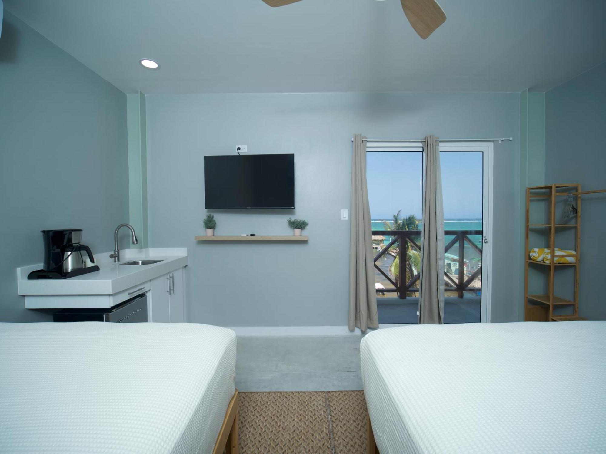 Sandbar Beachfront & Restaurant Hostel