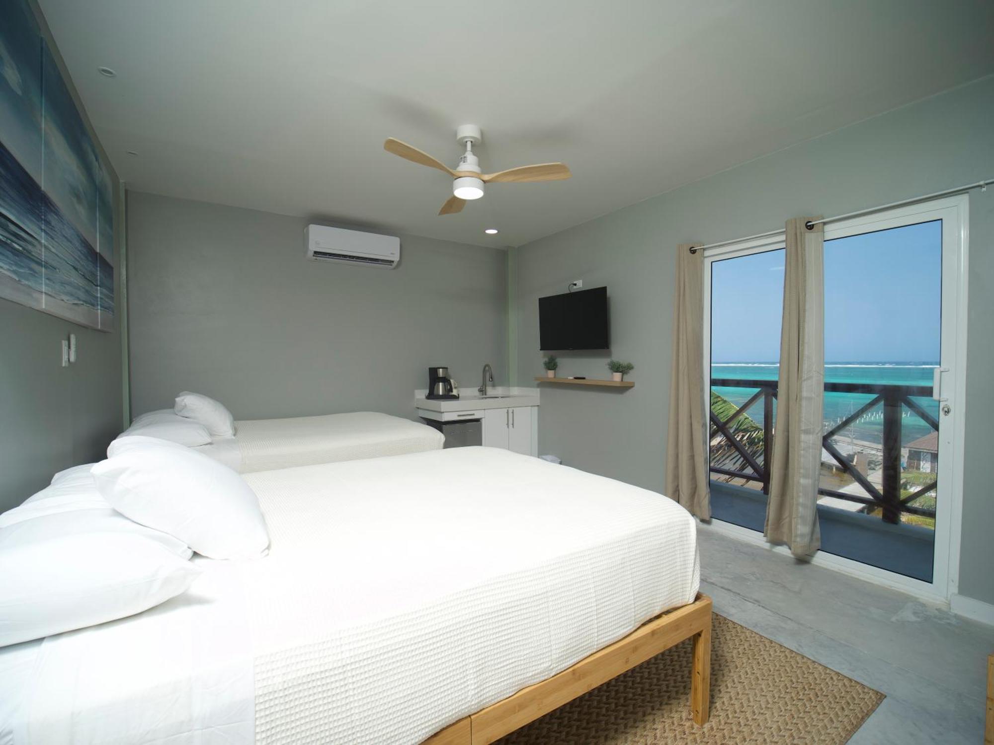 Sandbar Beachfront & Restaurant * San Pedro (Ambergris Caye)